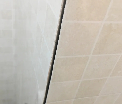 建昌瓷砖空鼓维修公司分享阳台瓷砖脱落的修复过程可以分为以下几个步骤