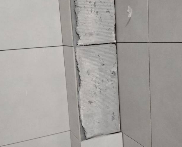 建昌瓷砖空鼓维修公司分享下瓷砖施工前基层浇水润湿程度不足，可能导致以下问题