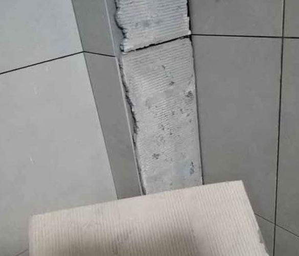 建昌瓷砖空鼓维修公司分享下厨房瓷砖脱落的补救措施。